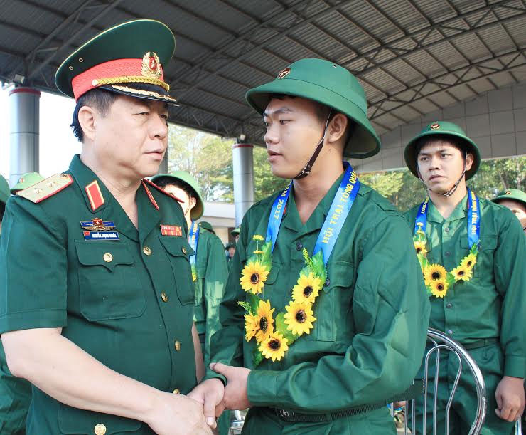 Các địa phương cả nước tiếp tục giao quân khẩn trương, trang trọng, an toàn